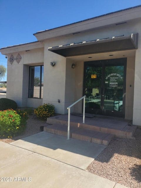 Close to University Drive and easy to find location.