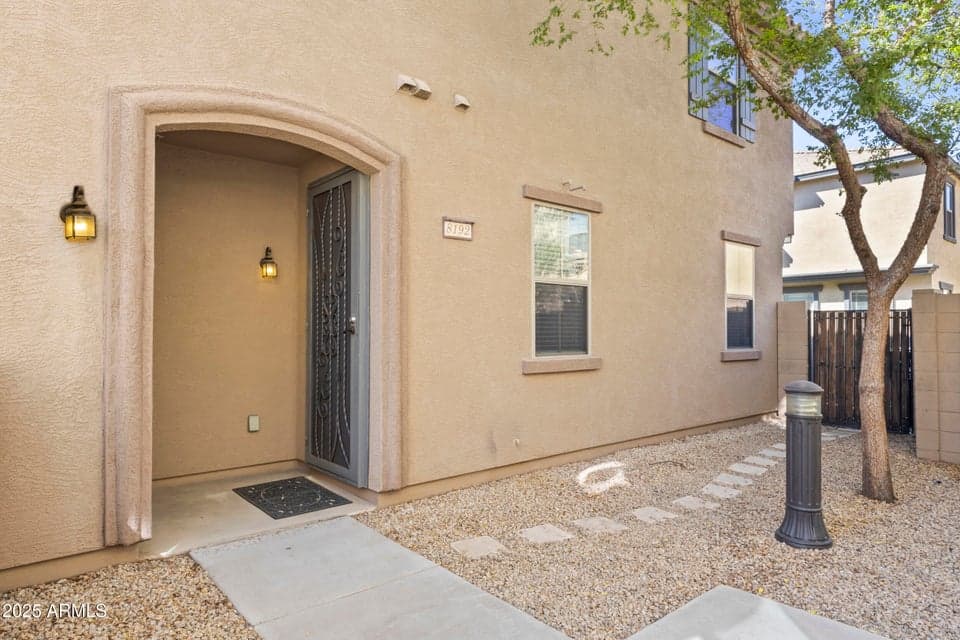 8192 W LYNWOOD Street, Phoenix, AZ 85043 — photo 1 of 40
