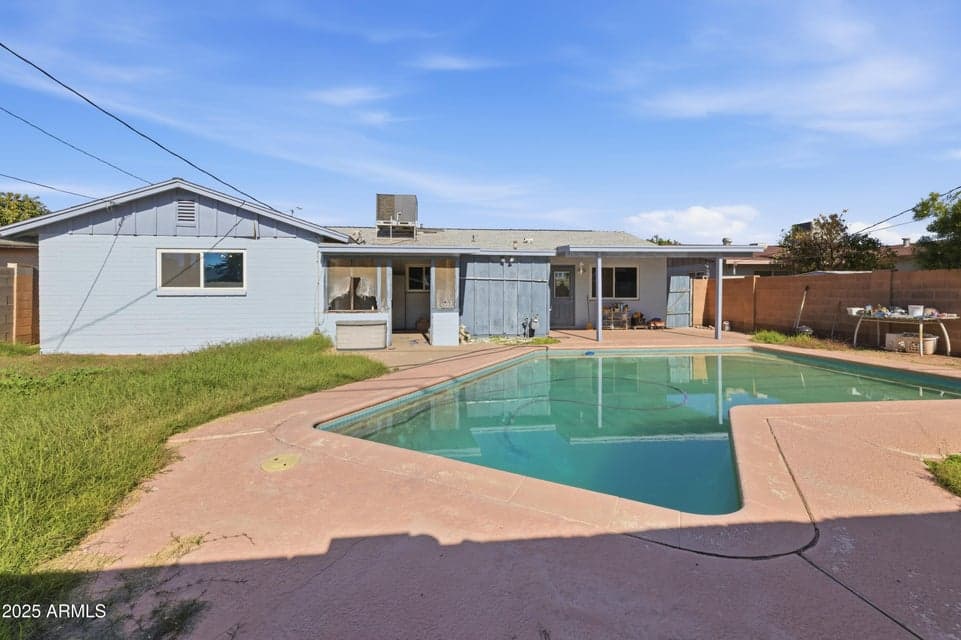 South facing DIVING POOL!