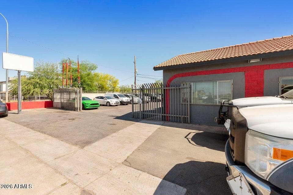 507 E BROADWAY Road, Phoenix, AZ 85040 — photo 1 of 12
