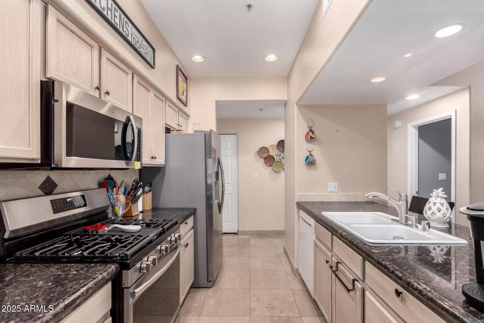 7401 W ARROWHEAD CLUBHOUSE Drive 1023, Glendale, AZ 85308 — photo 1 of 32
