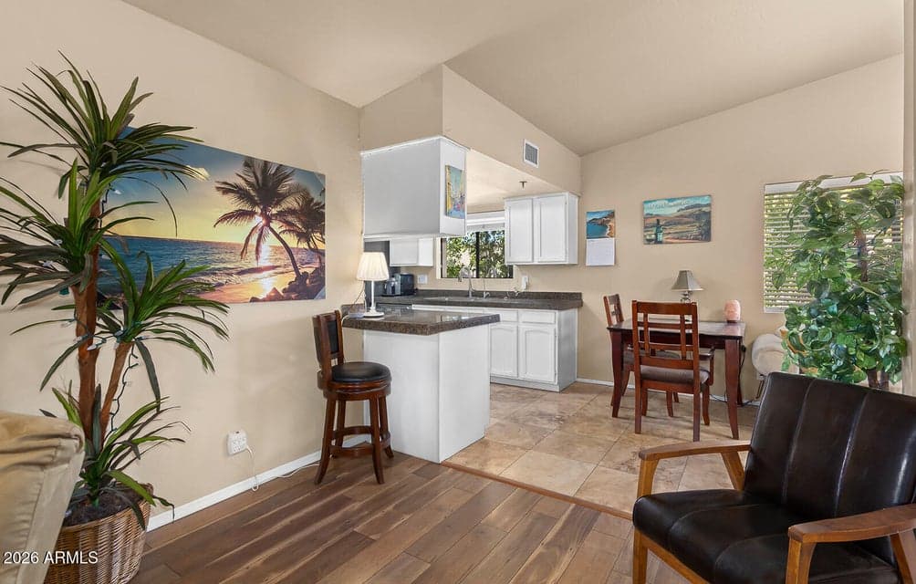 Light & Airy TOP FLOOR unit