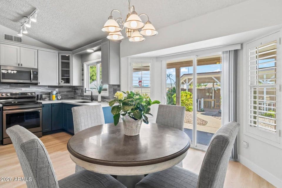 EAT-IN KITCHEN