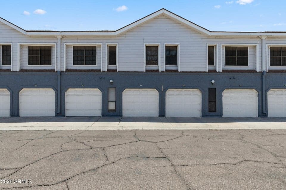 8888 N 47TH Avenue 220, Glendale, AZ 85302 — photo 1 of 24