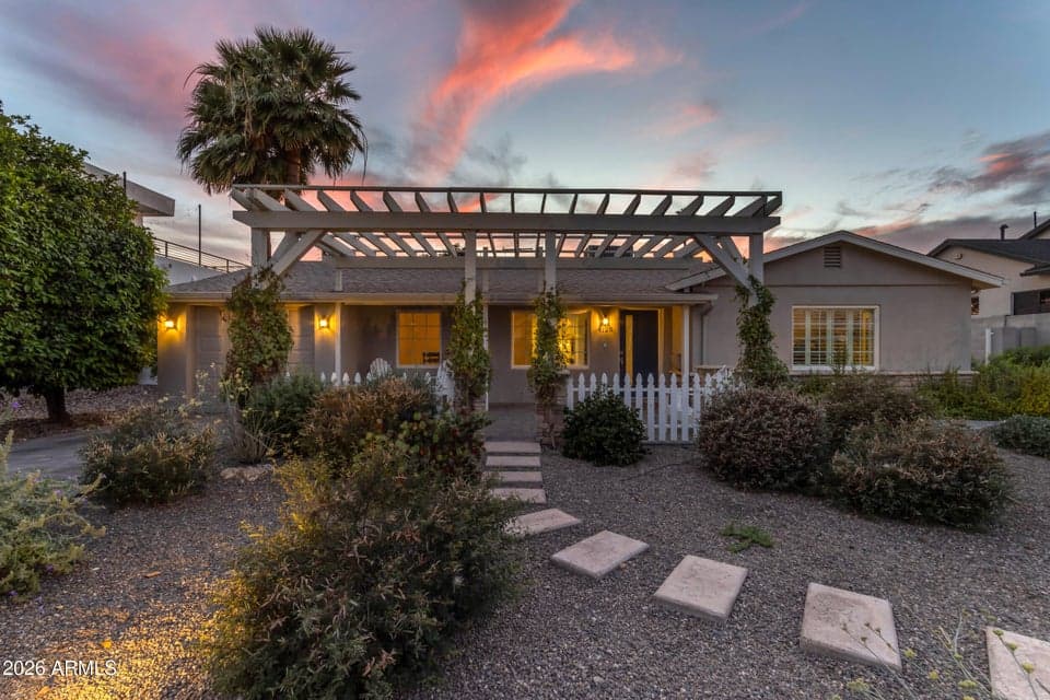 This single-level home is surrounded by mountain views and features 3 bedrooms, 2.5 bathrooms, and a formal dining space, all thoughtfully designed for comfortable living.