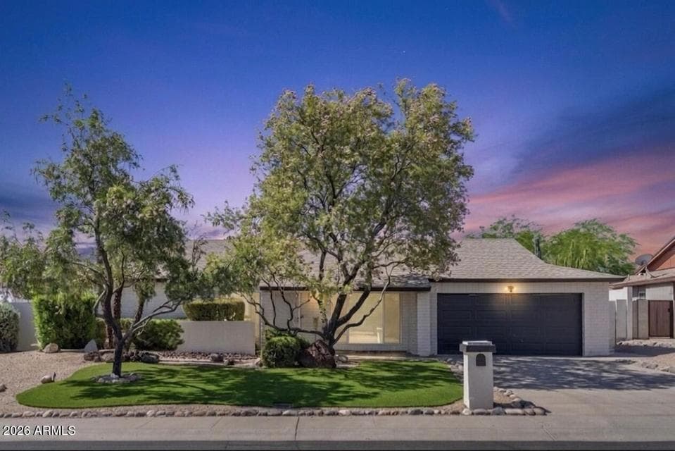 2347 E MESCAL Street, Phoenix, AZ 85028 — photo 1 of 33