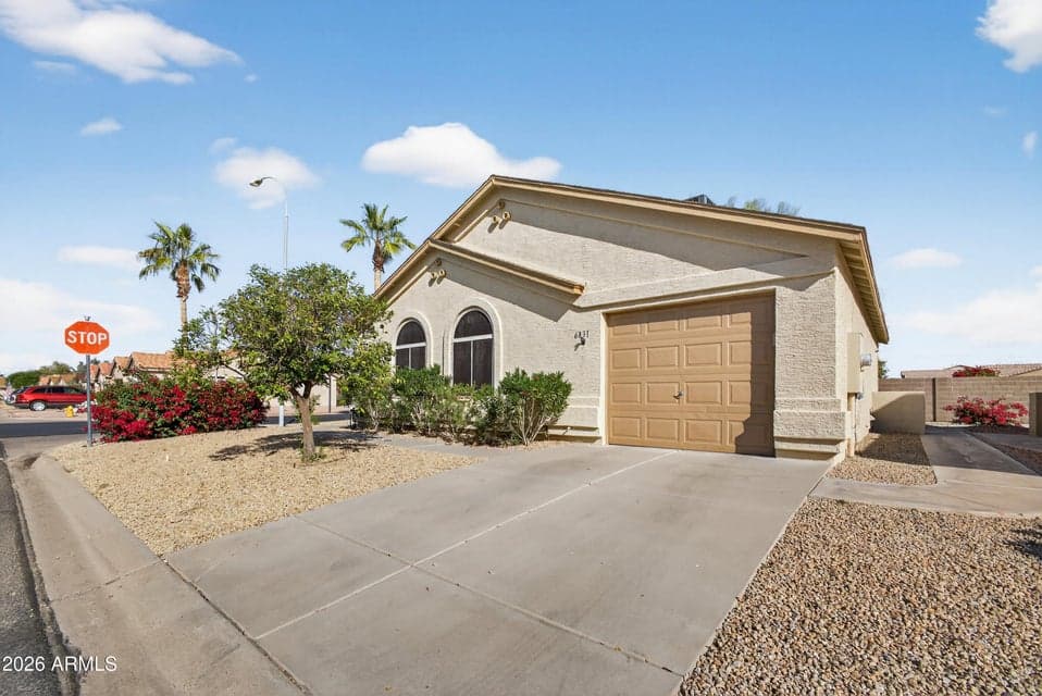 6831 S OAKMONT Drive, Chandler, AZ 85249 — photo 1 of 37