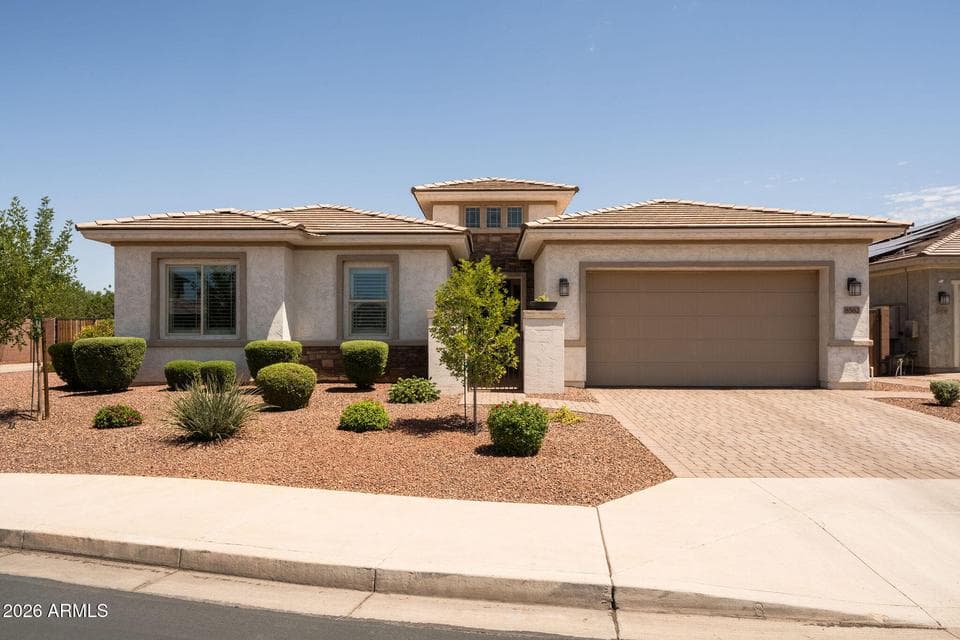 8562 W MYRTLE Avenue, Glendale, AZ 85305 — photo 1 of 41