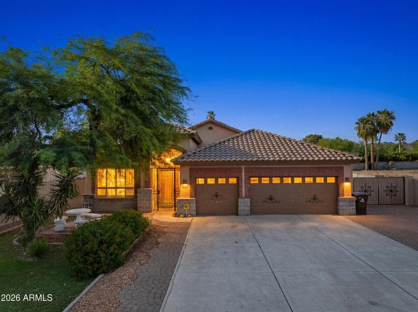 718 E ORANGEWOOD Avenue, Phoenix, AZ 85020 — photo 1 of 53
