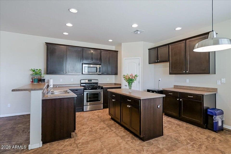 7318 W MIDWAY Avenue, Glendale, AZ 85303 — photo 1 of 43