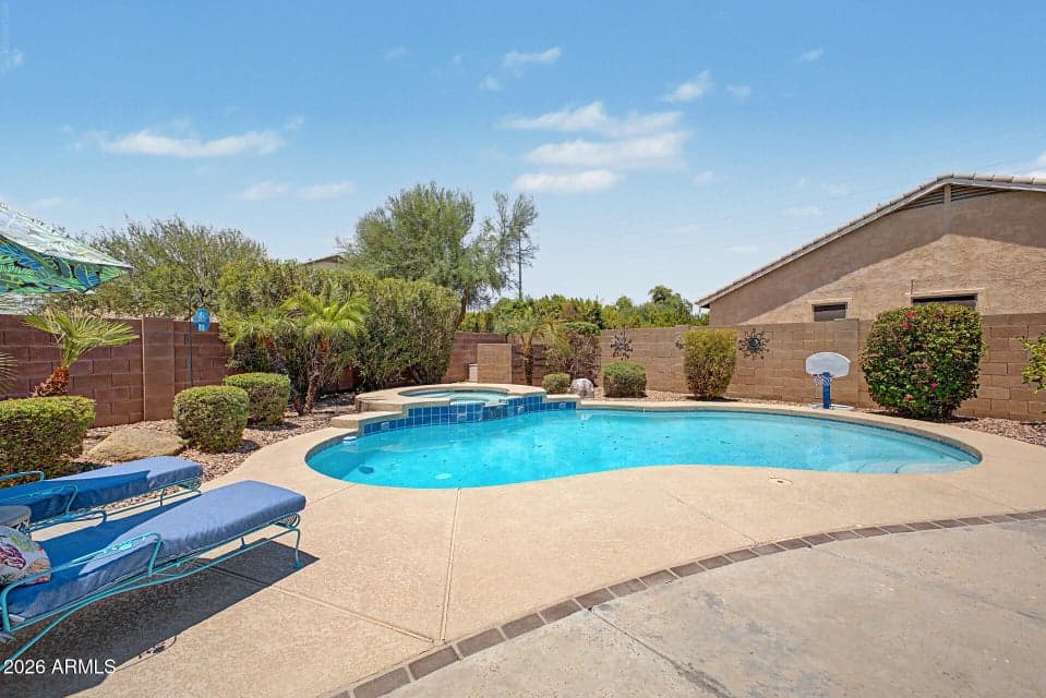 Large pool & spa