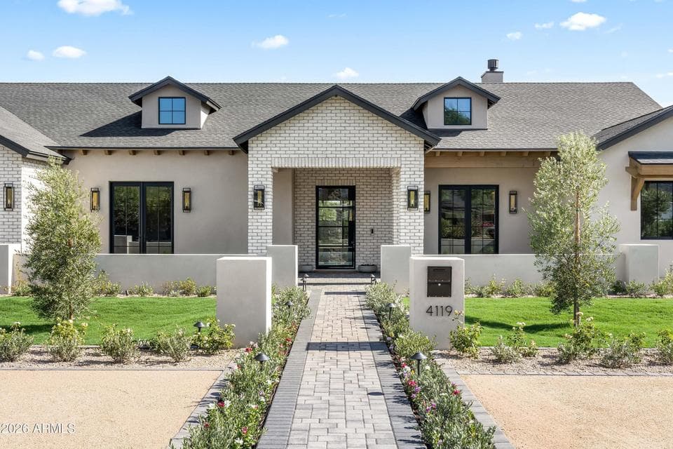Just minutes from The Global Ambassador, your favorite Arcadia's spots, Phoenix Country Day School, and Arizona's premier golf courses and luxury resorts.
