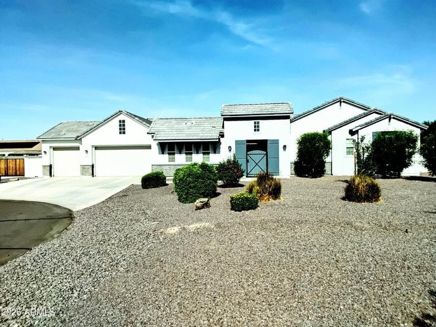 HUGE LOT IN CAL DE SAC *MAIN HOUSE 5 BR*3 1/2 BATHS*PLUS CASITA WITH FULL BATH*GATED COURTYARD ENTRY*RV GATE IN A RV FRIENDLY COMMUNITY*PLENTY A PARKING*