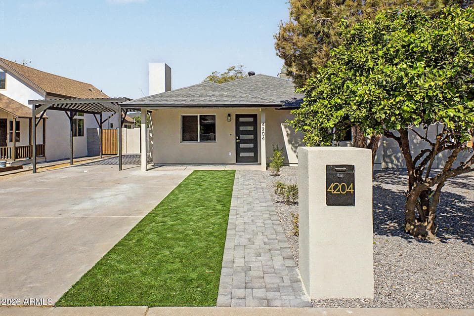 Curb view, front house