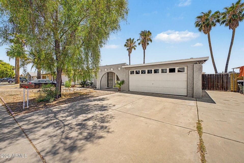7127 W MONTEBELLO Avenue, Glendale, AZ 85303 — photo 1 of 23