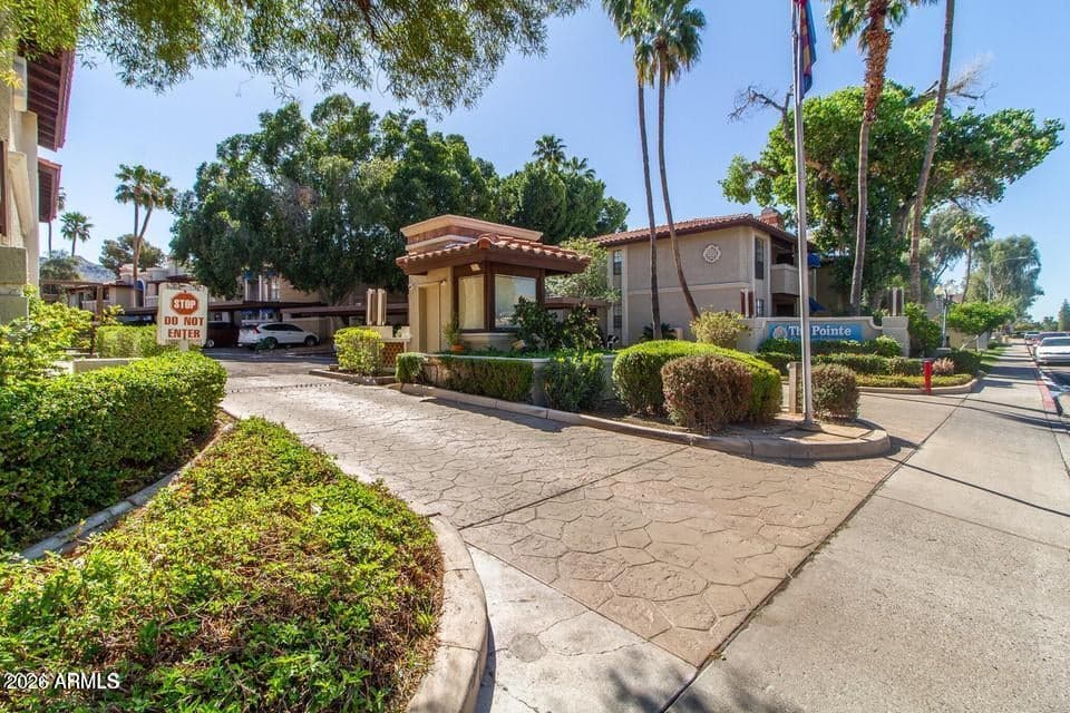 7557 N DREAMY DRAW Drive 101, Phoenix, AZ 85020 — photo 1 of 23