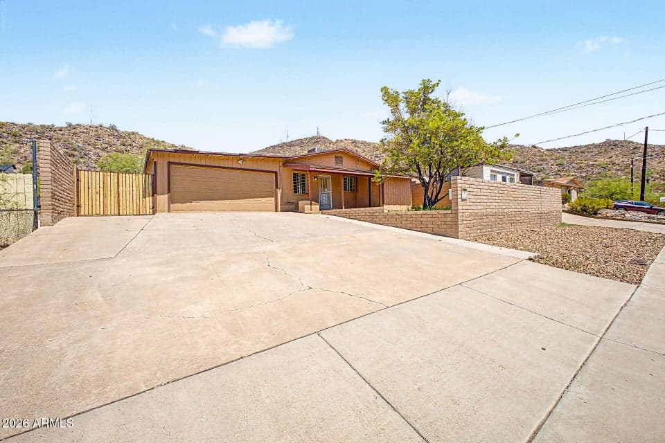 1516 W SHANGRI LA Road, Phoenix, AZ 85029 — photo 1 of 31