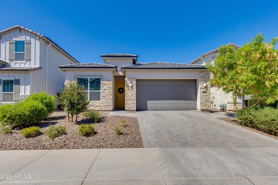Single- level stunner in Arabella Scottsdale!