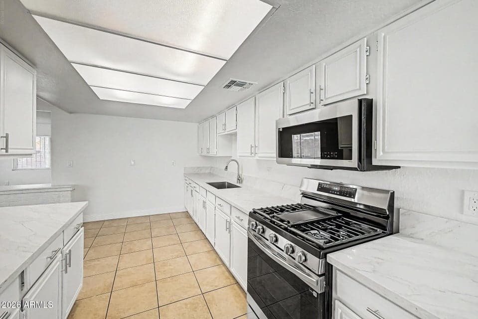 1621 N 37TH Drive, Phoenix, AZ 85009 — photo 1 of 32