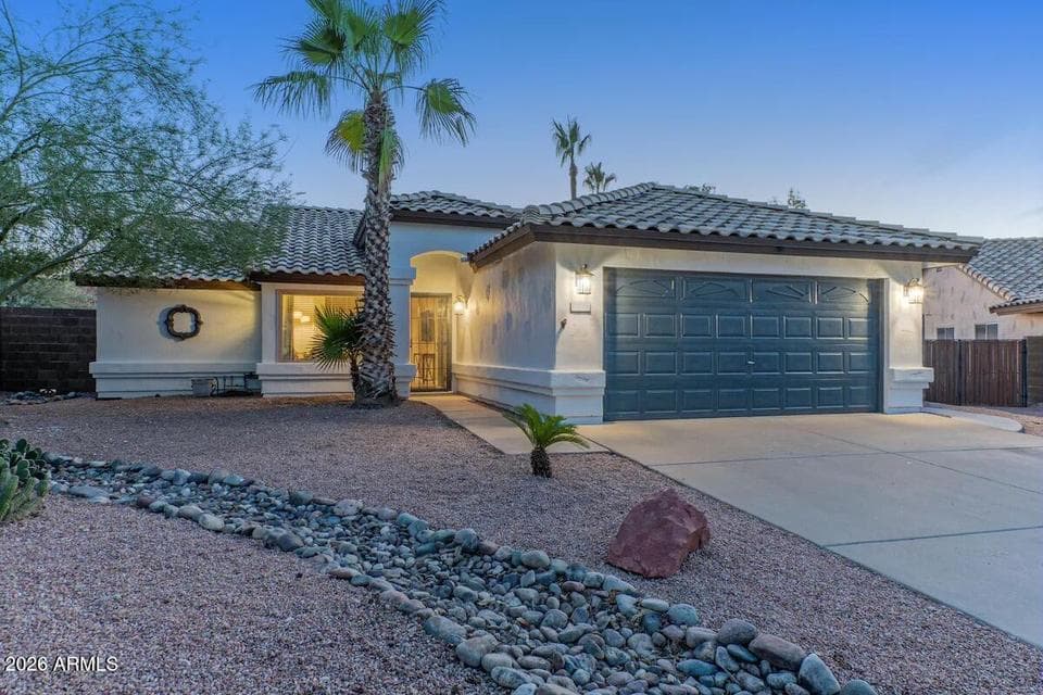 Attractive front profile welcomes you home on this huge cut-de-sac lot of 11,000+ sf.