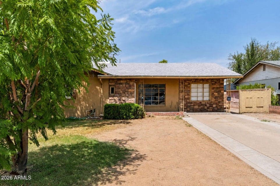 2040 E WHITTON Avenue, Phoenix, AZ 85016 — photo 1 of 33