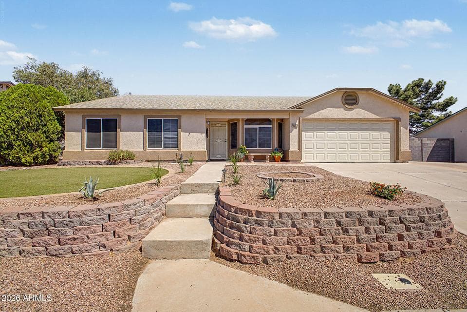 Welcome home! 2 car plus extra parking parking and RV gate