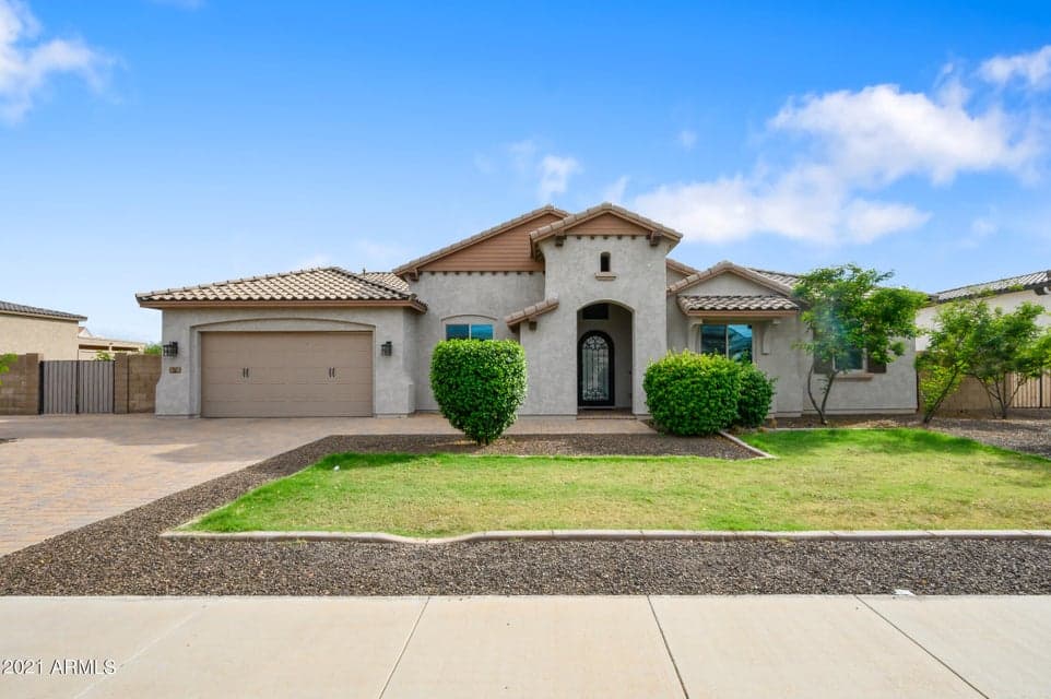 941 E Lowell Avenue, Gilbert, AZ 85295 — photo 1 of 37