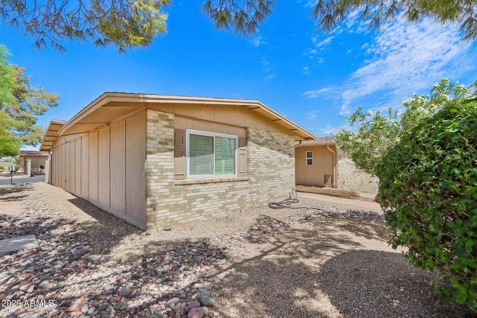 Upgraded and fully furnished corner condo in beautiful Sun City West