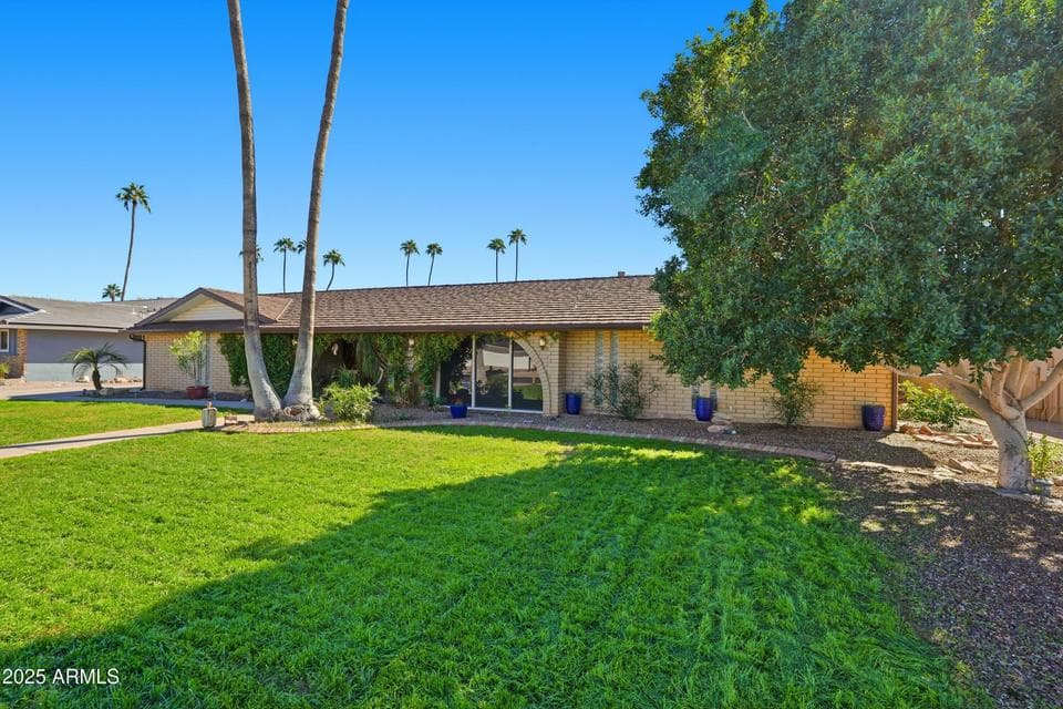 19 E CANTERBURY Court, Phoenix, AZ 85022 — photo 1 of 38