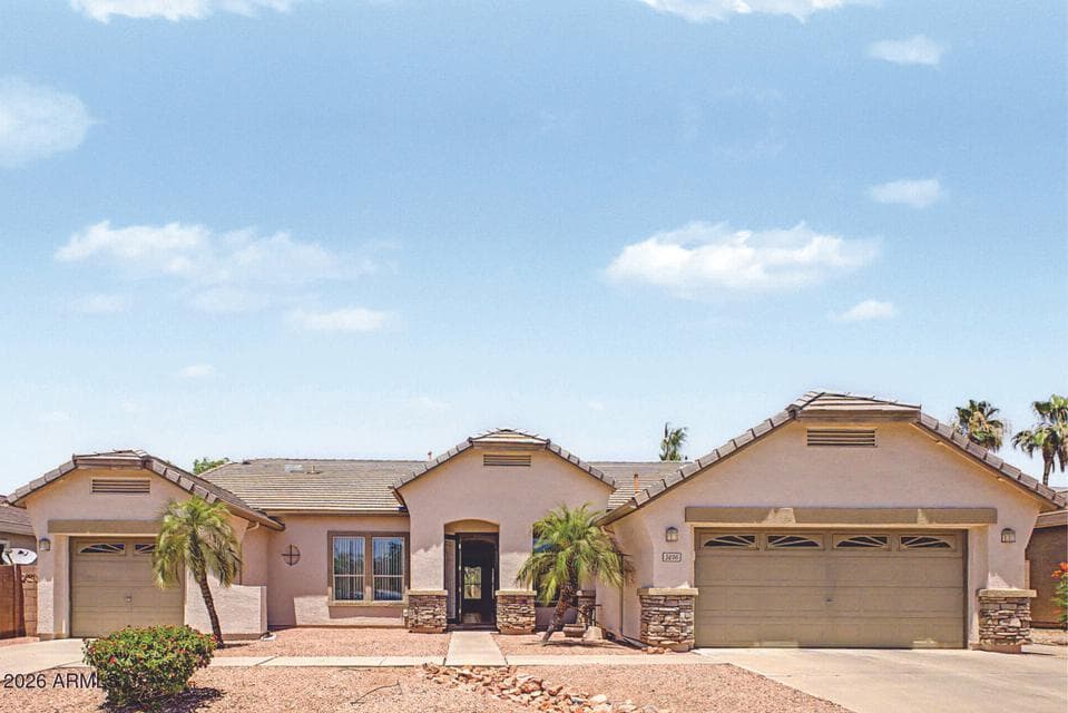 READY FOR YOU AND YOUR FAMILY. SPLIT FLOOR PLAN. LARGE LIVING SPACE.