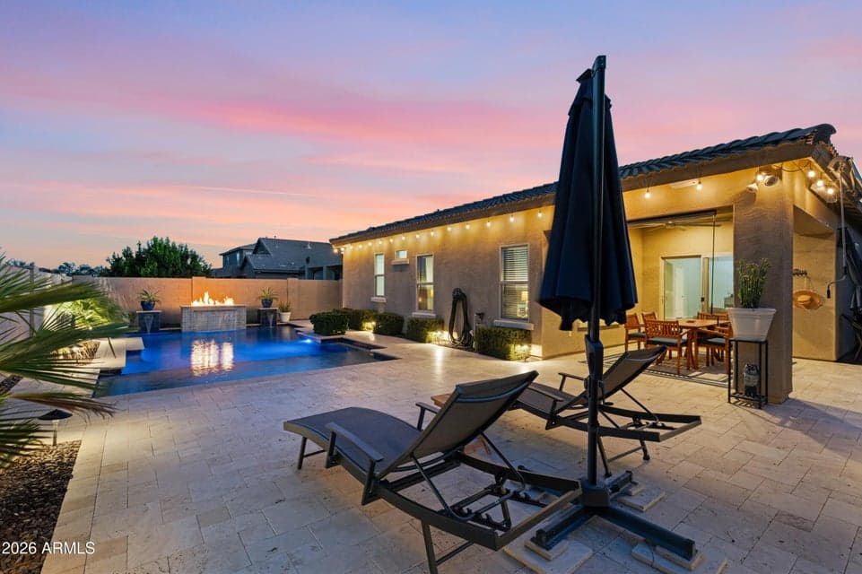 Extended Baja Shelf: Generous Baja step perfect for in-water lounge chairs and cooling off in Surprise, AZ 85387.