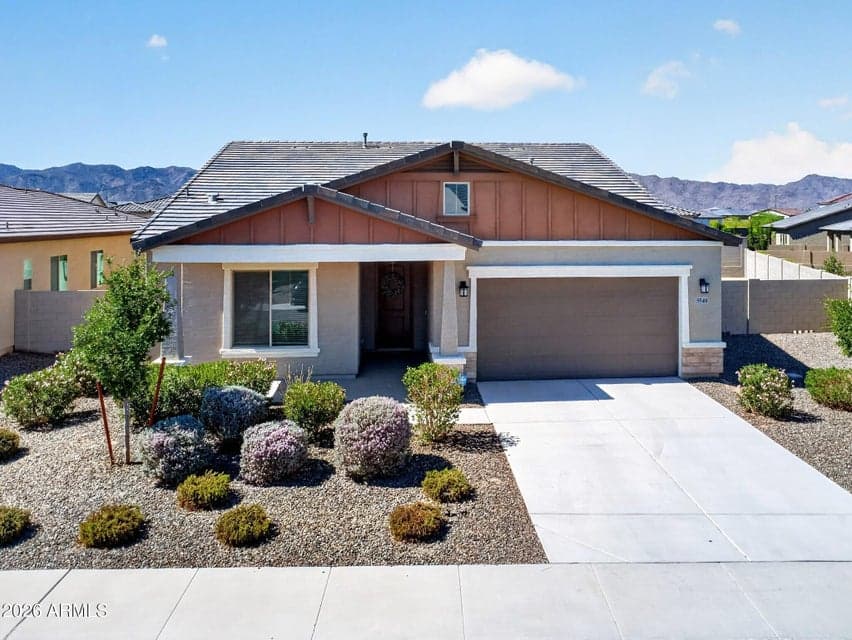 2751 sq' 5 Bedroom, 3 Baths on almost 10,000sq' lot!