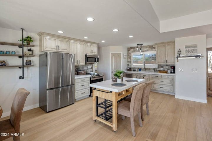 1505 E Cloud Road, Phoenix, AZ