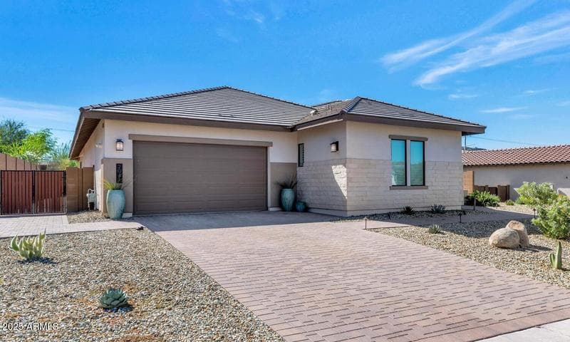 2041 E FALLEN LEAF Lane, Phoenix, AZ