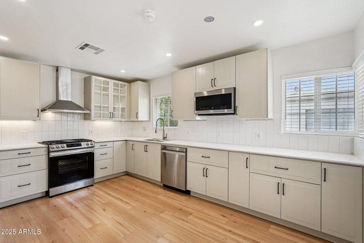 511 E CHEERY LYNN Road, Phoenix, AZ