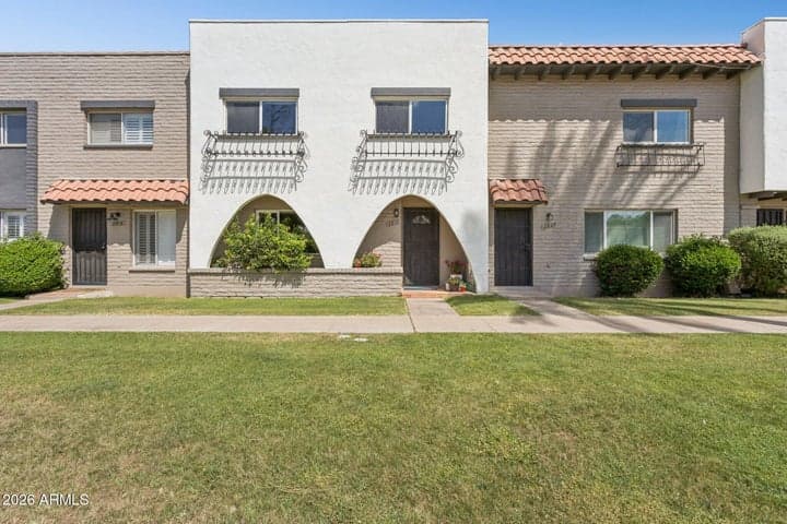 2818 E CLARENDON Avenue, Phoenix, AZ