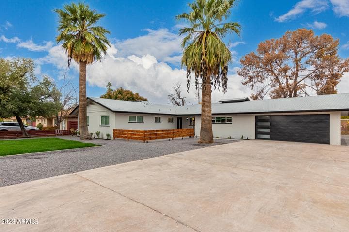 5518 E THOMAS Road, Phoenix, AZ