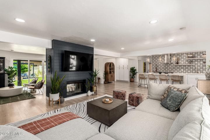 8112 N 10TH Place, Phoenix, AZ
