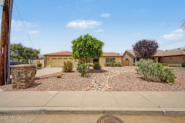 802 E ROBERTS Road, Phoenix, AZ