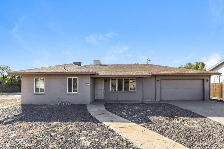 2301 W VILLAGE Drive, Phoenix, AZ