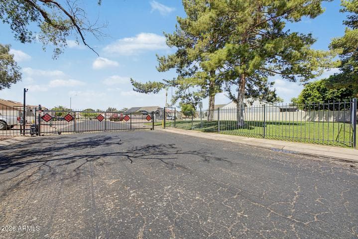 10405 N 65th Drive, Glendale, AZ