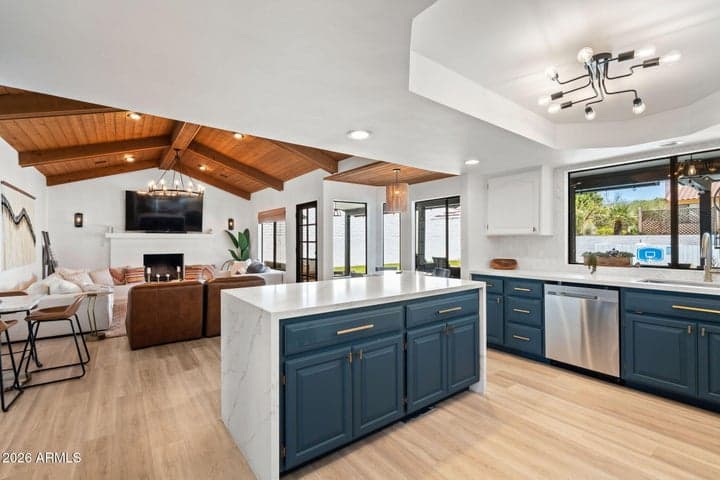 1015 E COUNTRY GABLES Drive, Phoenix, AZ