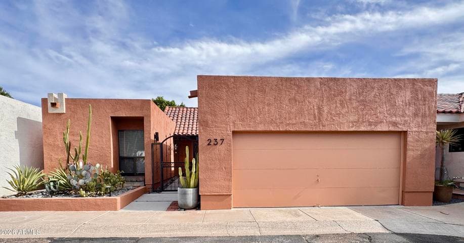 237 W DENTON Lane, Phoenix, AZ