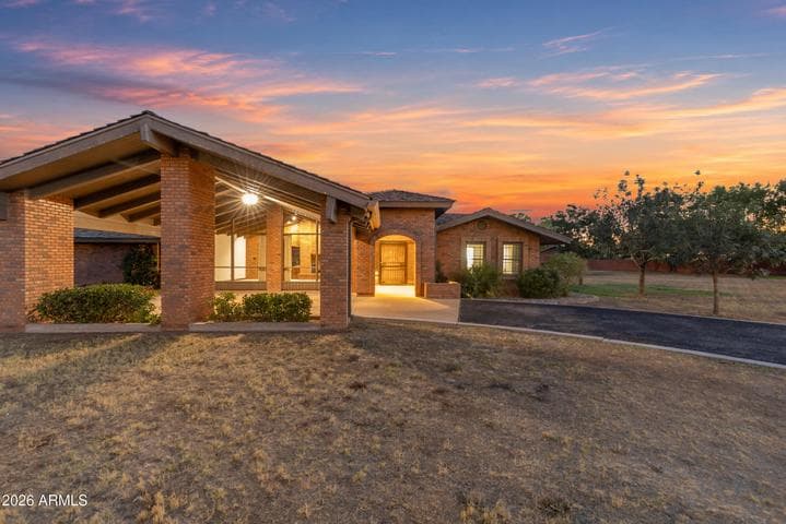1821 E ELLIOT Road, Gilbert, AZ