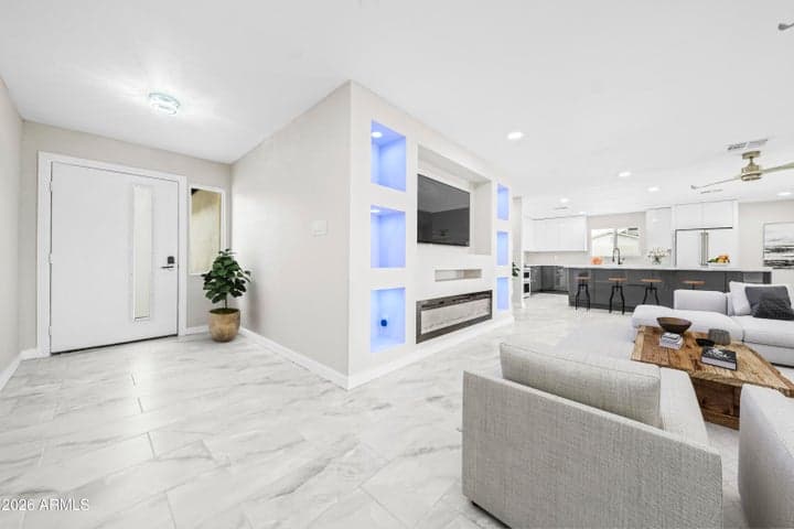 8202 E WHITTON Avenue, Scottsdale, AZ