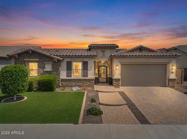 992 E PARKVIEW Drive, Gilbert, AZ