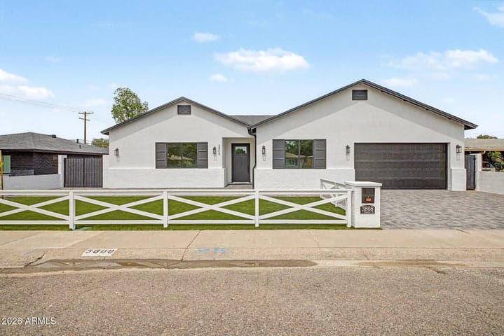 3229 E ROMA Avenue, Phoenix, AZ