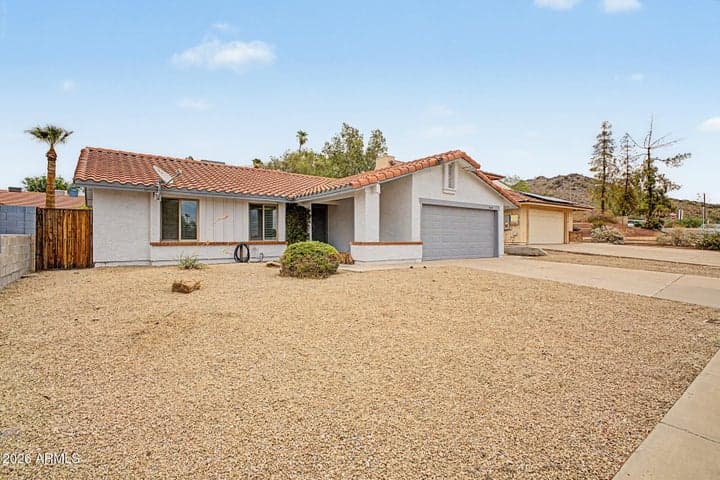 2208 E HEARN Road, Phoenix, AZ
