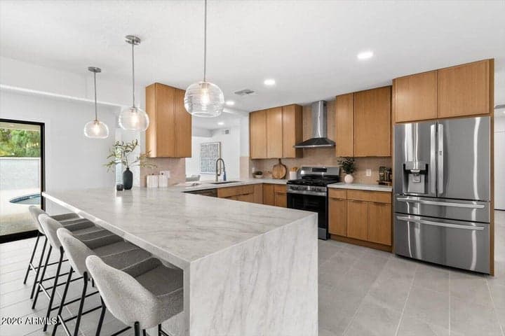 3926 E LAUREL Lane, Phoenix, AZ
