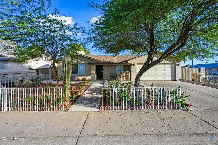 5833 W JOHN CABOT Road, Glendale, AZ